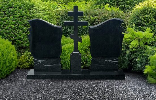 Melns granīta kapu piemineklis ar pareizticīgo krustu KKP92